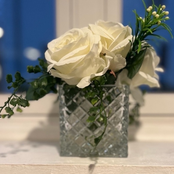 Elegant White Floral Arrangement in Crystal Vase - Picture 6 of 8